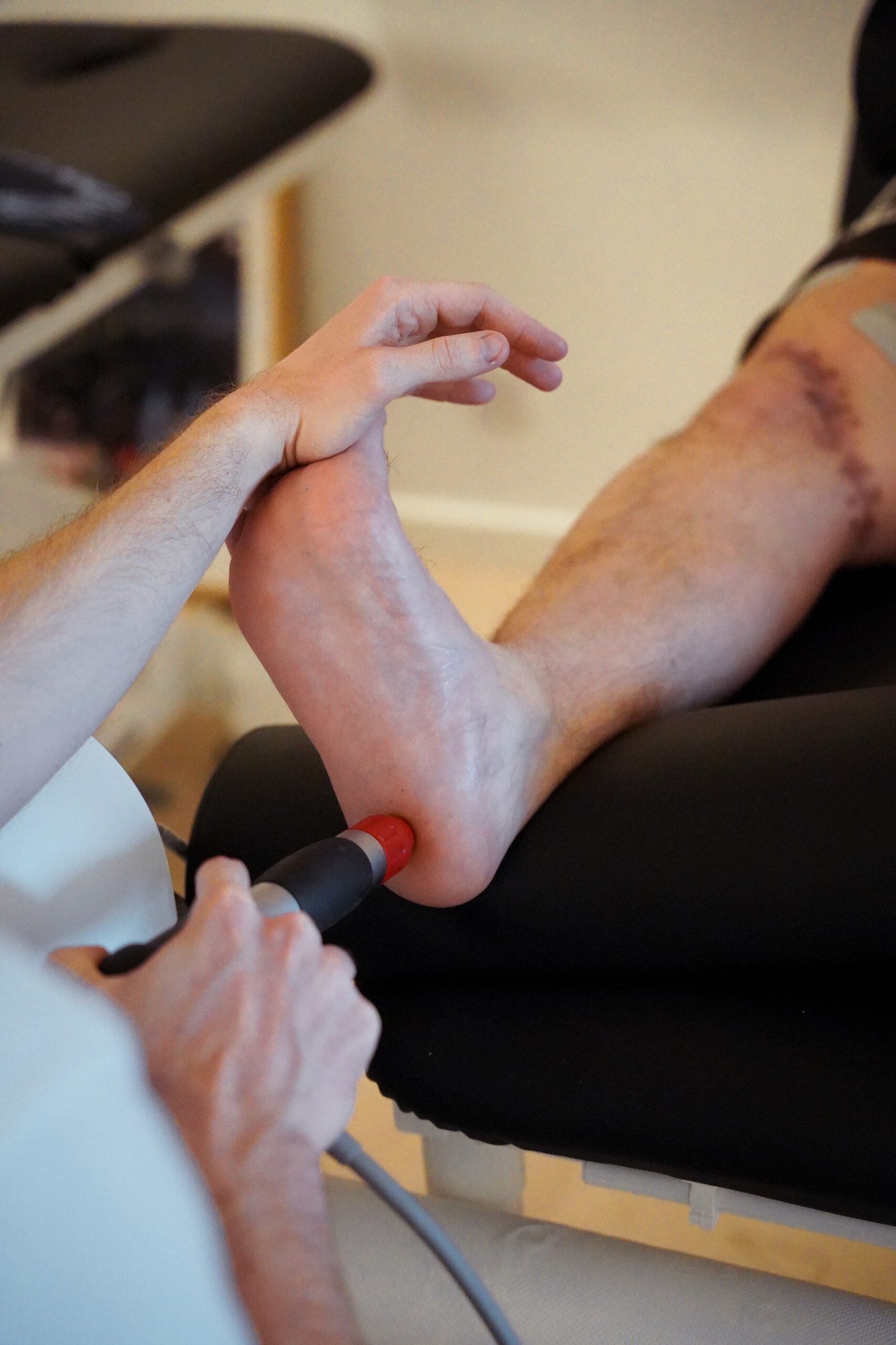 Ondes de choc pratiquée sur le pied d'un patient