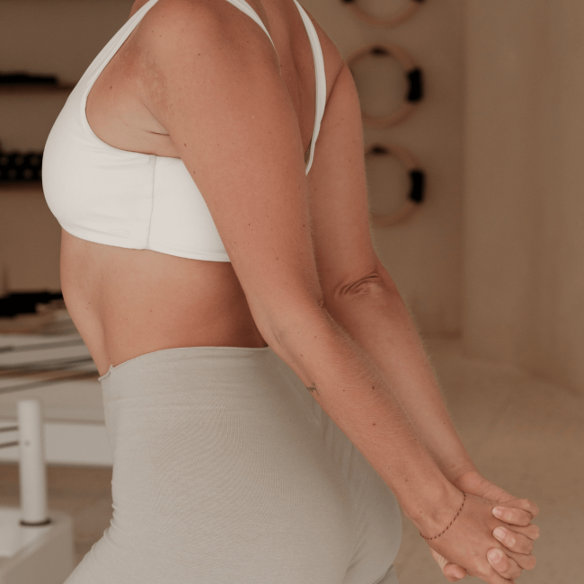 École du dos outil thérapeutique KOS kiné Marseille Femme entrain de faire une pose de yoga