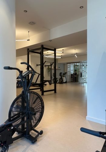 Cabinet de kiné avec vue sur un vélo d'intérieur
