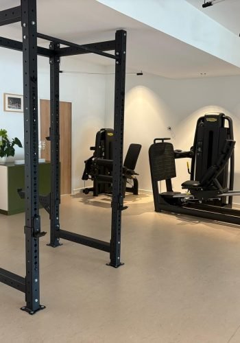 Salle de kiné avec vue sur les machines de musculation