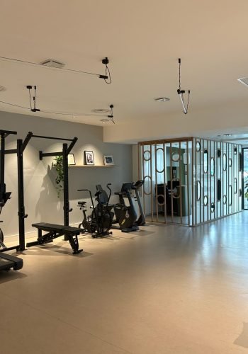 Vue intérieur du cabinet kos kiné avec machines de musculation