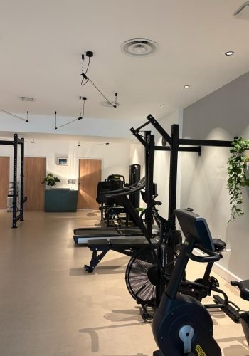 Intérieur de cabinet de kiné avec machines de renforcement musculaire