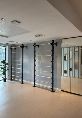 Salle de fitness avec miroir et espaliers