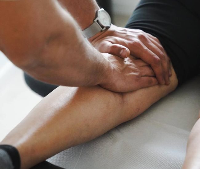 thérapie manuelle Gros plan sur la jambe d'un patient lors d'un thérapie manuelle